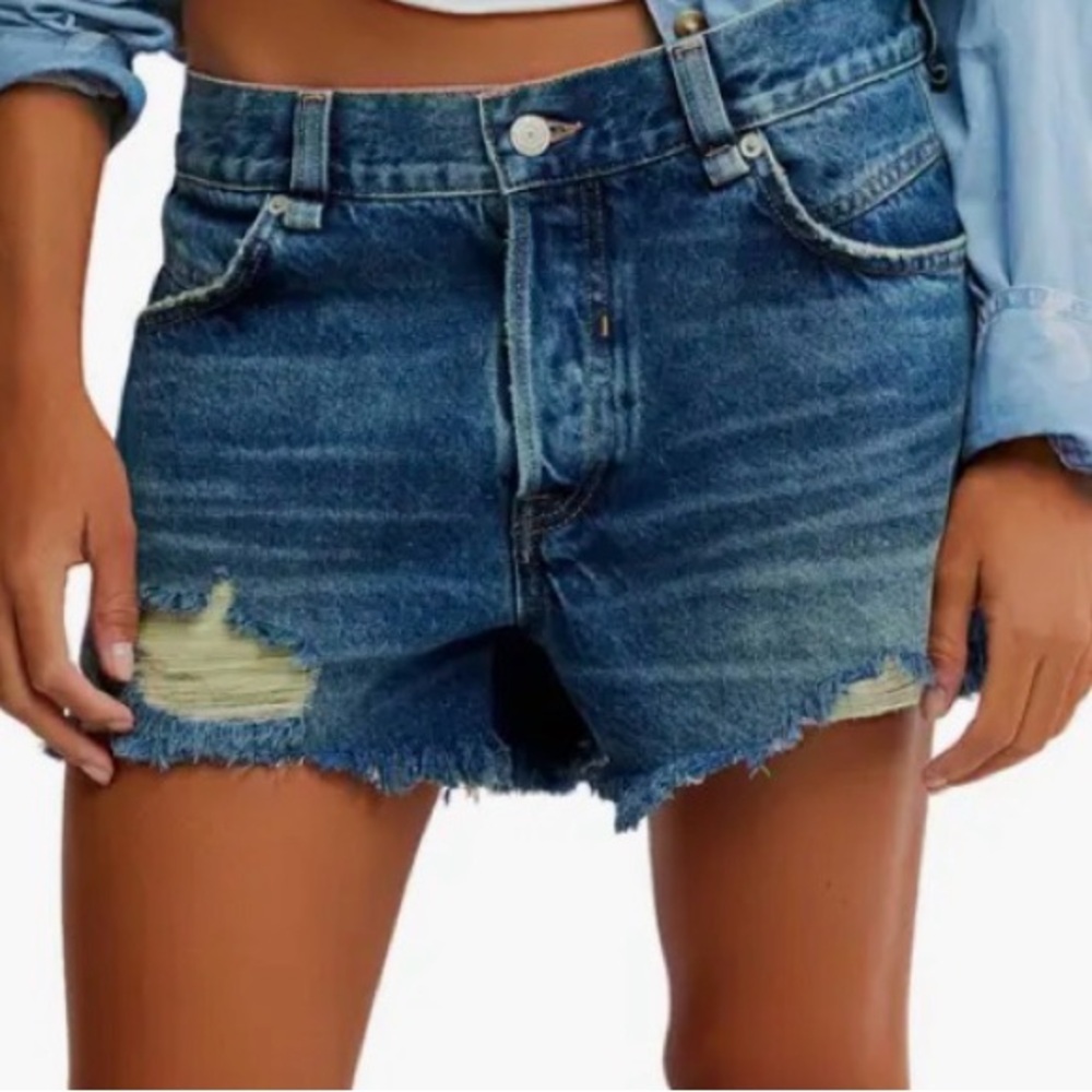 🆕 NWT-FREE PEOPLE-Now or Never distressed button fly Jean shorts. Size 30.